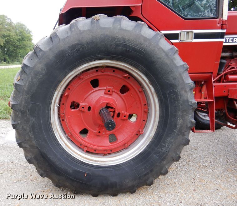 image for item IN9801 1977 International 1086  MFWD tractor