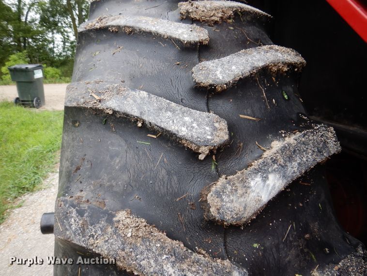 image for item IN9801 1977 International 1086  MFWD tractor