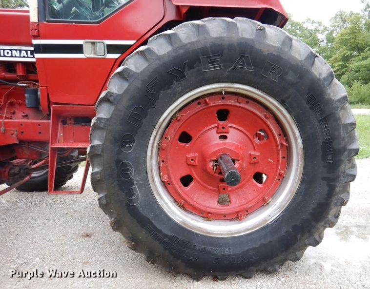 image for item IN9801 1977 International 1086  MFWD tractor