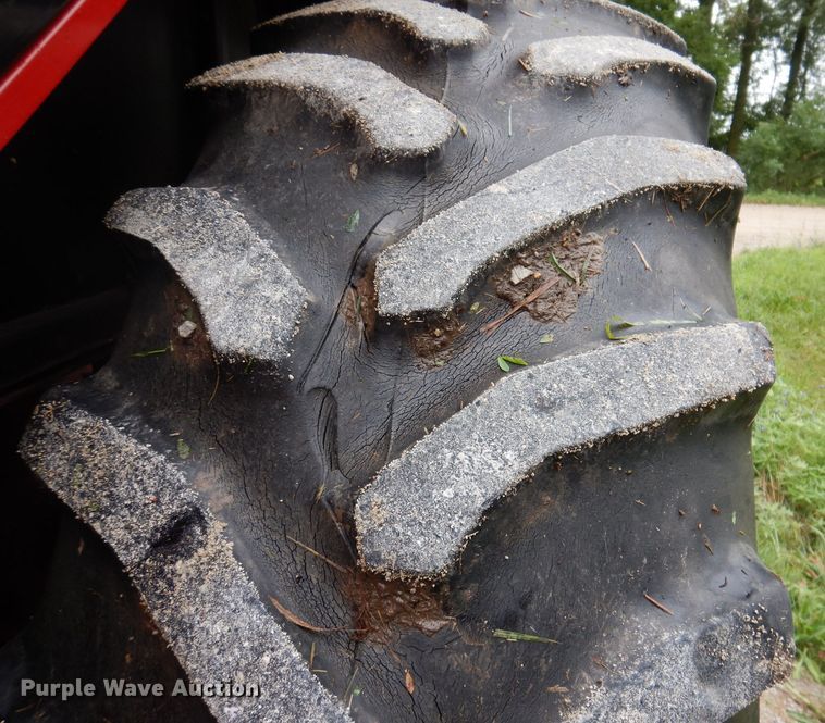 image for item IN9801 1977 International 1086  MFWD tractor