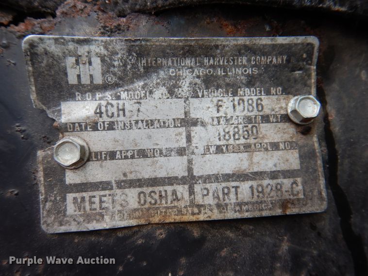 image for item IN9801 1977 International 1086  MFWD tractor