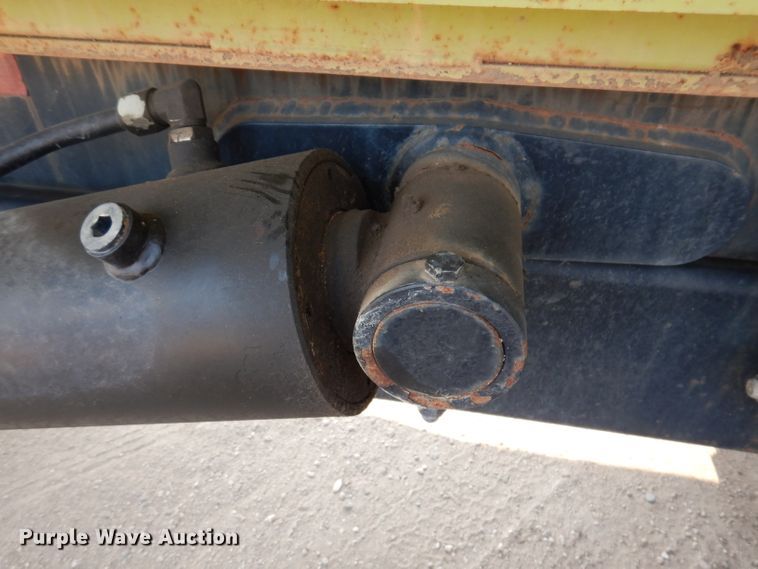 image for item IN9811 2003 CH TLR-1050  roll-off grain trailer