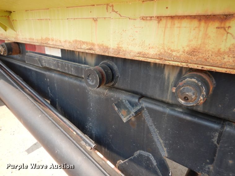 image for item IN9811 2003 CH TLR-1050  roll-off grain trailer