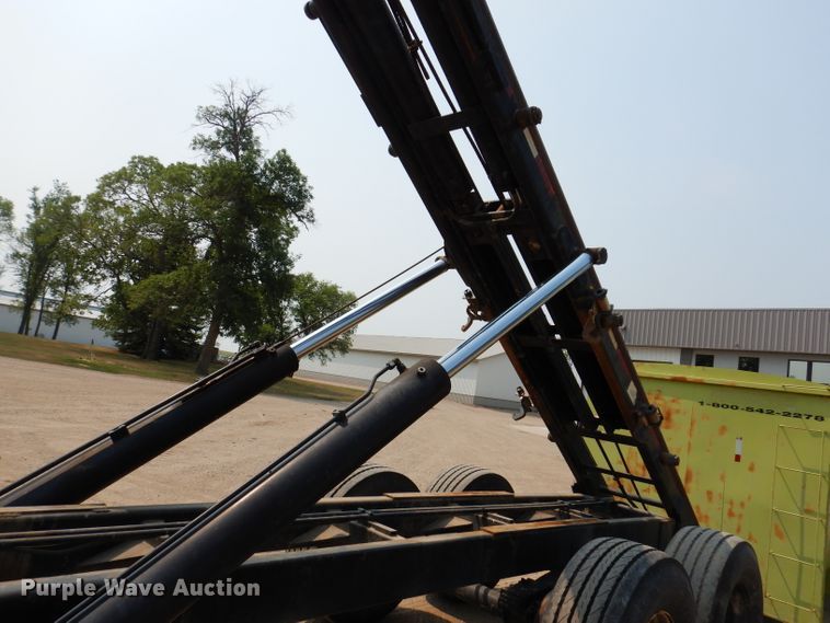 image for item IN9811 2003 CH TLR-1050  roll-off grain trailer