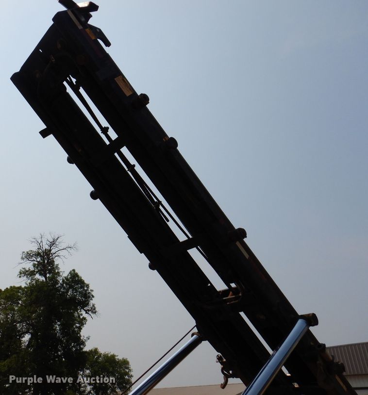 image for item IN9811 2003 CH TLR-1050  roll-off grain trailer