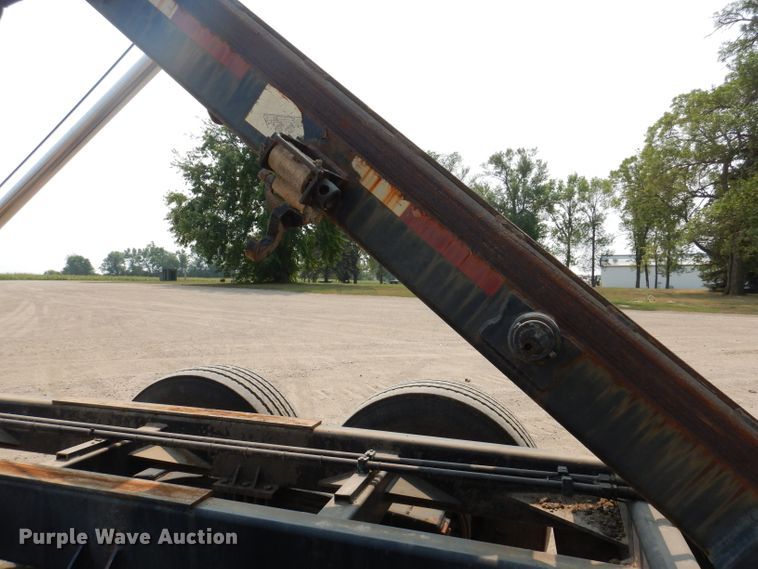 image for item IN9811 2003 CH TLR-1050  roll-off grain trailer