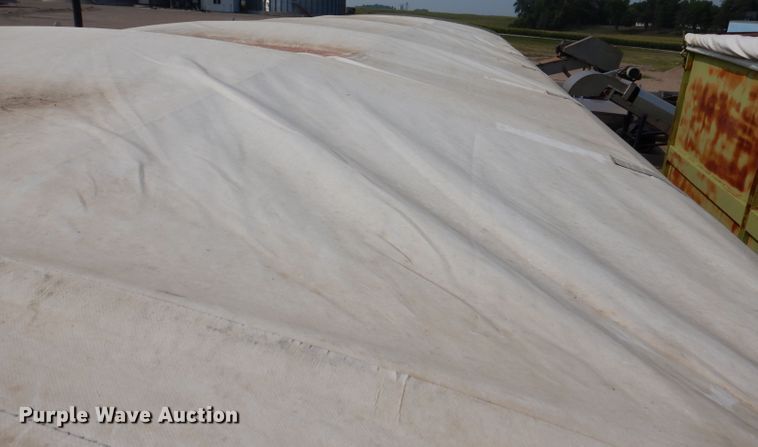 image for item IN9811 2003 CH TLR-1050  roll-off grain trailer