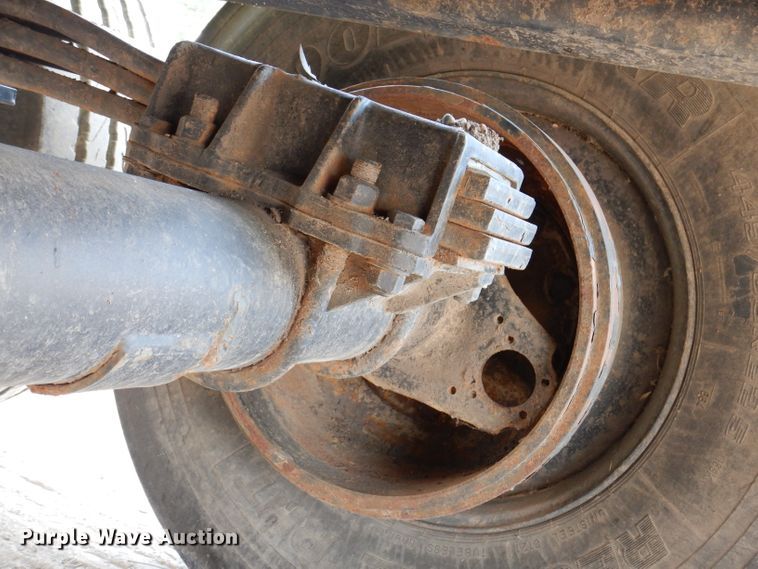 image for item IN9811 2003 CH TLR-1050  roll-off grain trailer