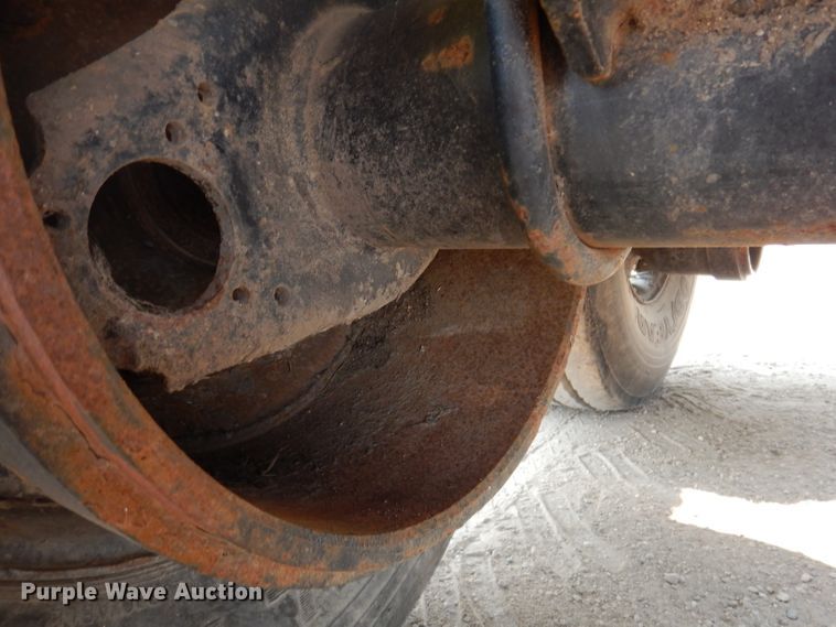 image for item IN9811 2003 CH TLR-1050  roll-off grain trailer