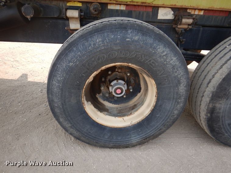 image for item IN9811 2003 CH TLR-1050  roll-off grain trailer