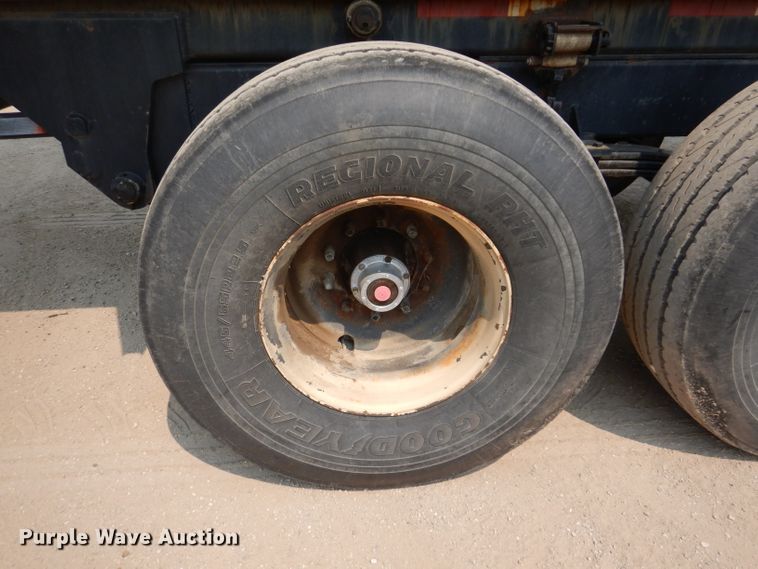 image for item IN9811 2003 CH TLR-1050  roll-off grain trailer