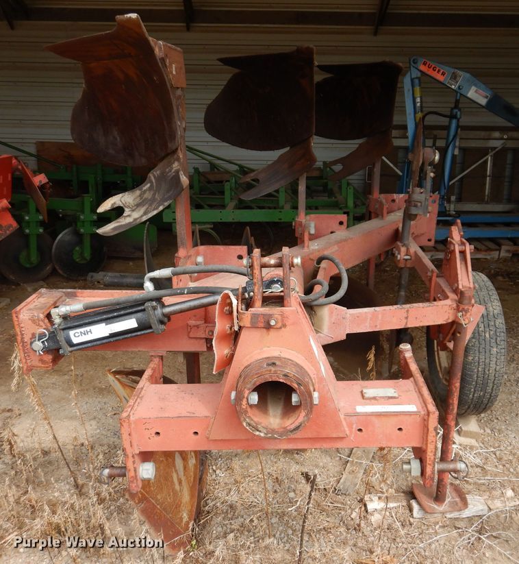 image for item IN9827 International 140  three bottom two-way plow