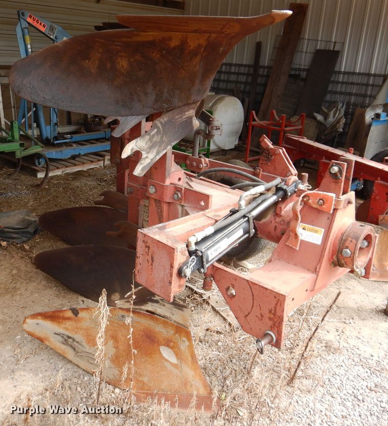 image for item IN9827 International 140  three bottom two-way plow