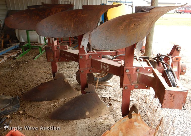 image for item IN9827 International 140  three bottom two-way plow