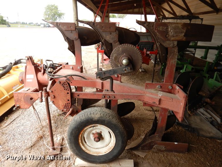 image for item IN9827 International 140  three bottom two-way plow