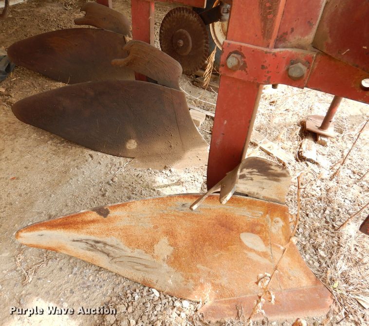image for item IN9827 International 140  three bottom two-way plow
