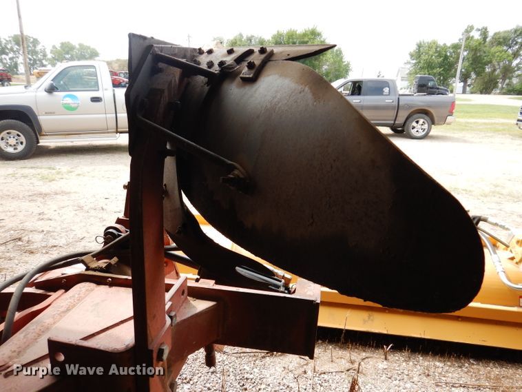 image for item IN9827 International 140  three bottom two-way plow