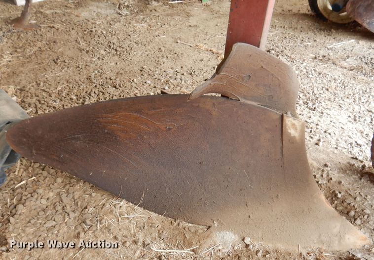 image for item IN9827 International 140  three bottom two-way plow