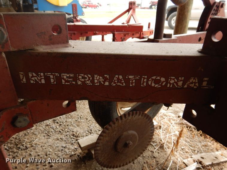 image for item IN9827 International 140  three bottom two-way plow