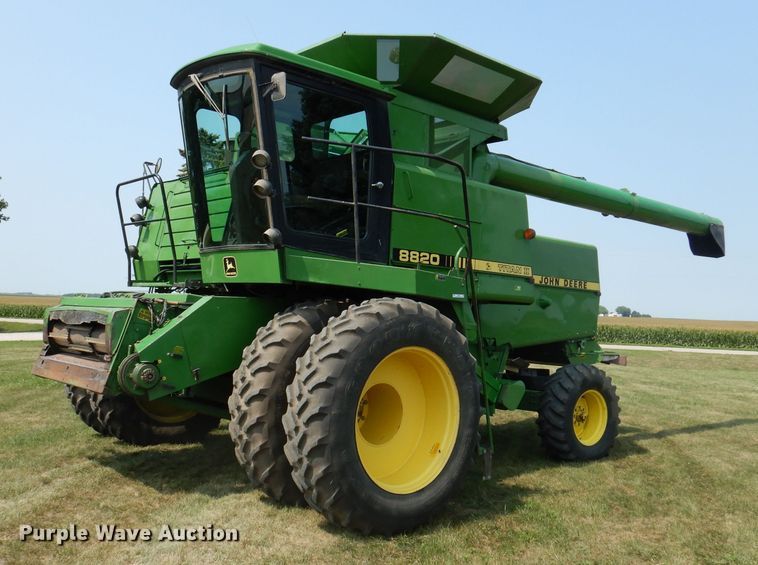 image for item IN9833 1986 John Deere 8820 Titan II  combine