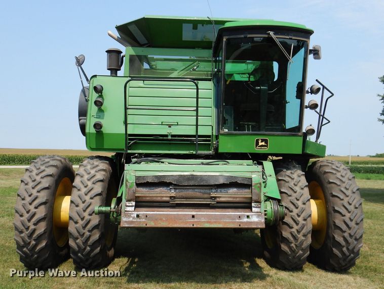 image for item IN9833 1986 John Deere 8820 Titan II  combine