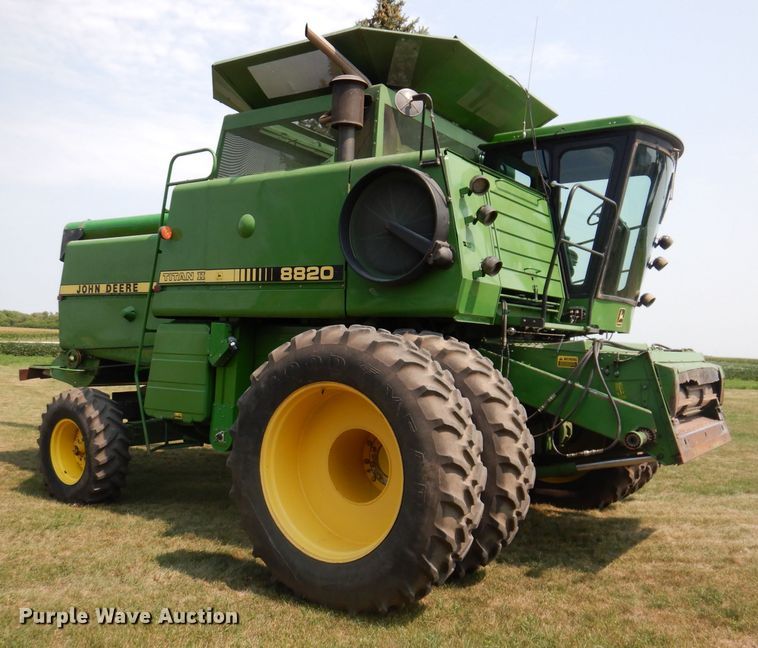 image for item IN9833 1986 John Deere 8820 Titan II  combine