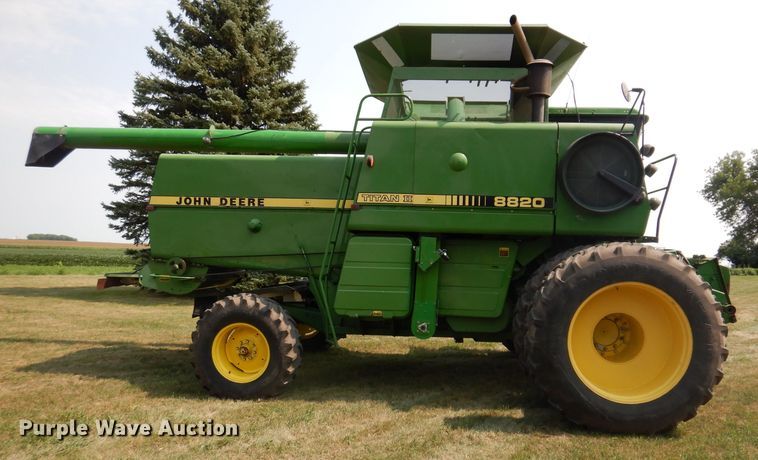 image for item IN9833 1986 John Deere 8820 Titan II  combine