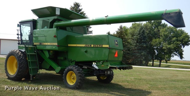 image for item IN9833 1986 John Deere 8820 Titan II  combine