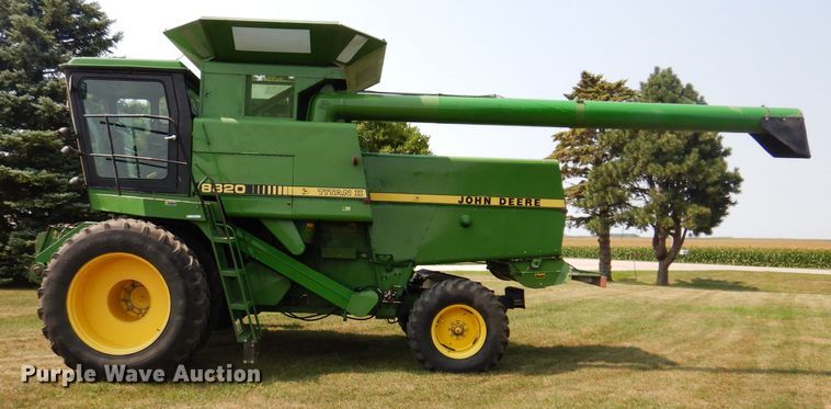 image for item IN9833 1986 John Deere 8820 Titan II  combine
