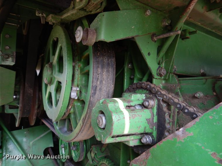 image for item IN9833 1986 John Deere 8820 Titan II  combine