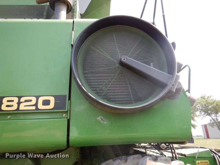 image for item IN9833 1986 John Deere 8820 Titan II  combine