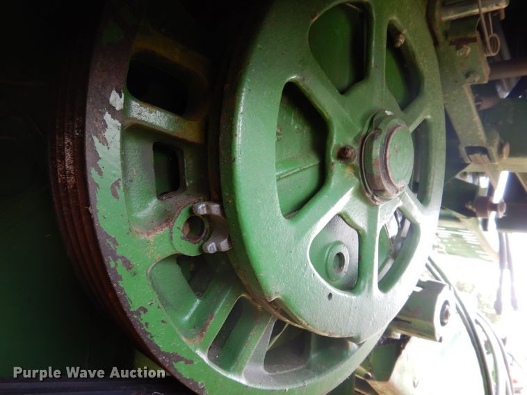 image for item IN9833 1986 John Deere 8820 Titan II  combine