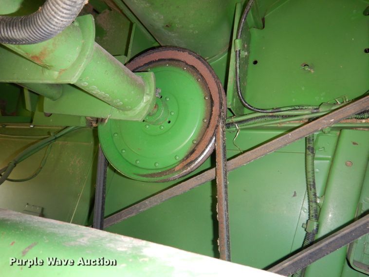 image for item IN9833 1986 John Deere 8820 Titan II  combine