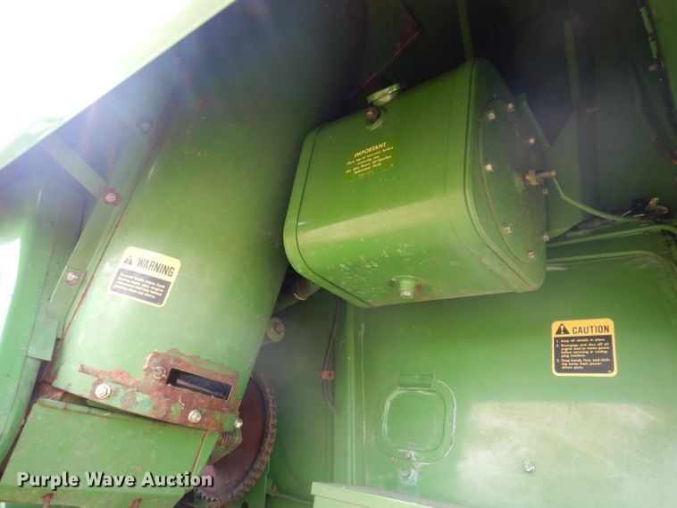 image for item IN9833 1986 John Deere 8820 Titan II  combine
