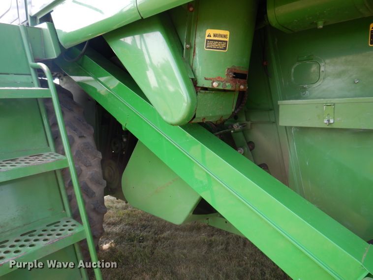 image for item IN9833 1986 John Deere 8820 Titan II  combine
