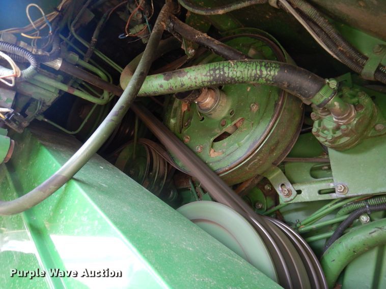 image for item IN9833 1986 John Deere 8820 Titan II  combine