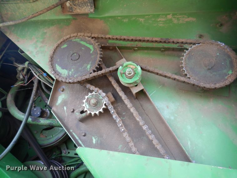 image for item IN9833 1986 John Deere 8820 Titan II  combine