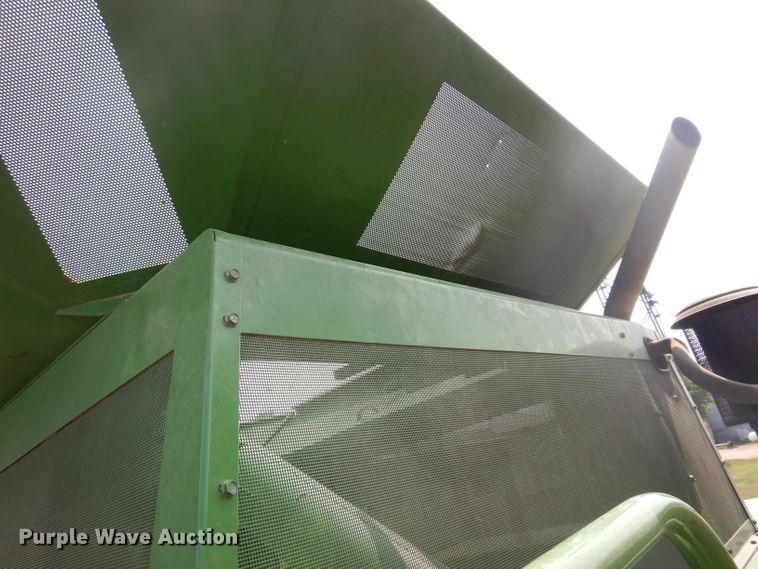 image for item IN9833 1986 John Deere 8820 Titan II  combine