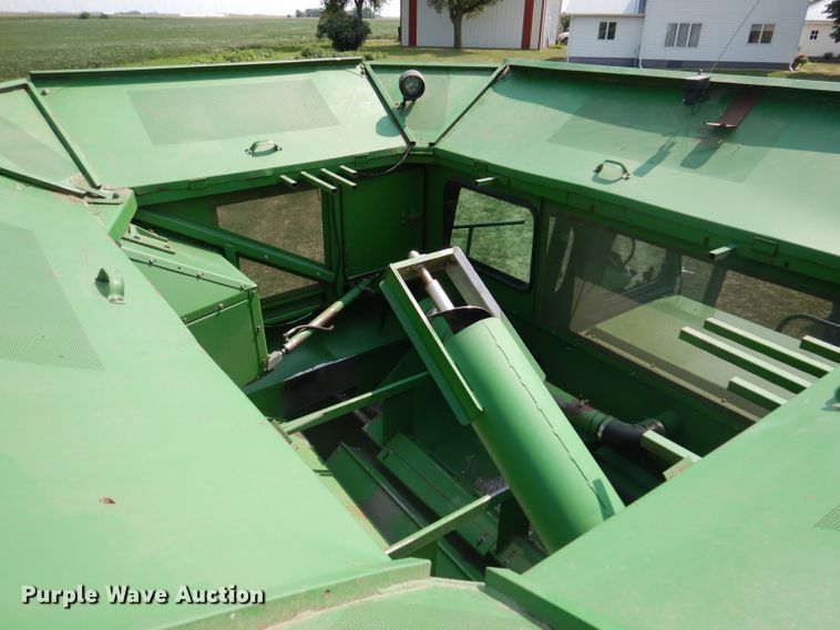 image for item IN9833 1986 John Deere 8820 Titan II  combine