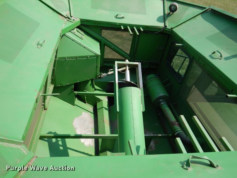 image for item IN9833 1986 John Deere 8820 Titan II  combine