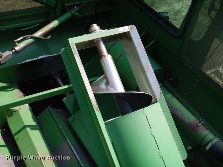 image for item IN9833 1986 John Deere 8820 Titan II  combine