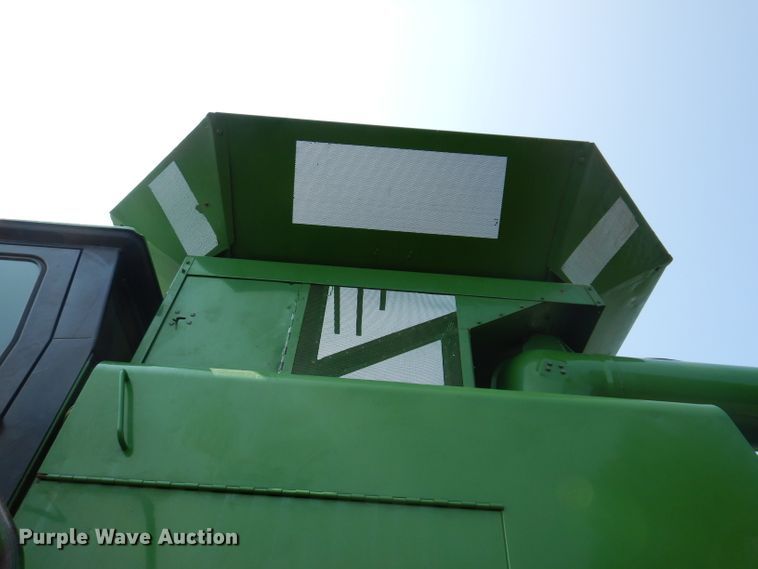 image for item IN9833 1986 John Deere 8820 Titan II  combine