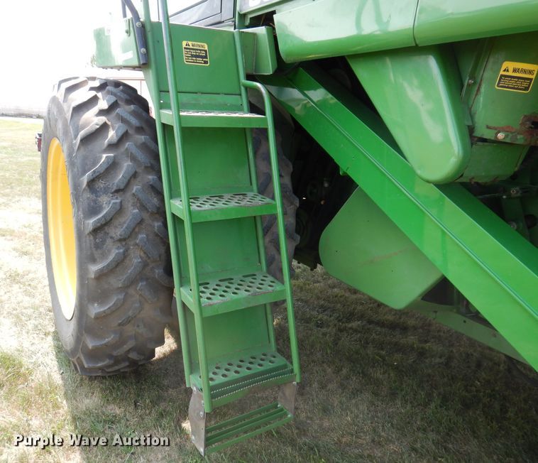 image for item IN9833 1986 John Deere 8820 Titan II  combine