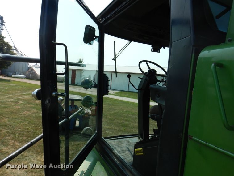 image for item IN9833 1986 John Deere 8820 Titan II  combine