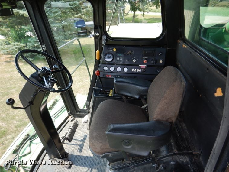 image for item IN9833 1986 John Deere 8820 Titan II  combine