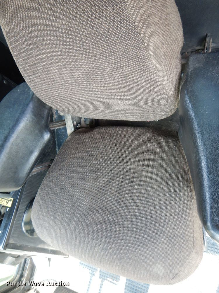 image for item IN9833 1986 John Deere 8820 Titan II  combine