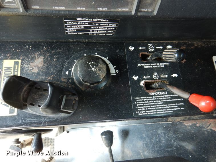 image for item IN9833 1986 John Deere 8820 Titan II  combine