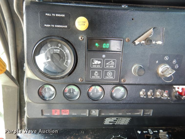 image for item IN9833 1986 John Deere 8820 Titan II  combine