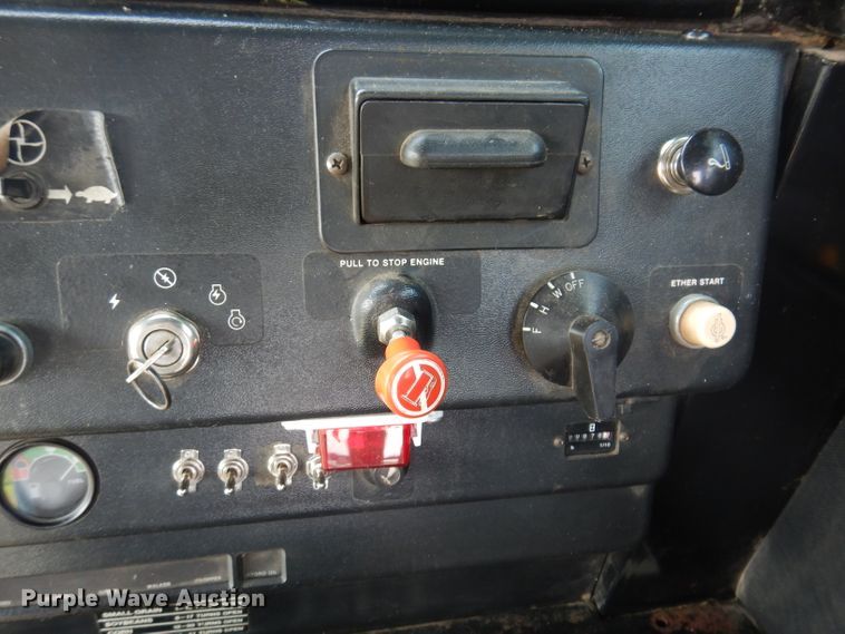 image for item IN9833 1986 John Deere 8820 Titan II  combine