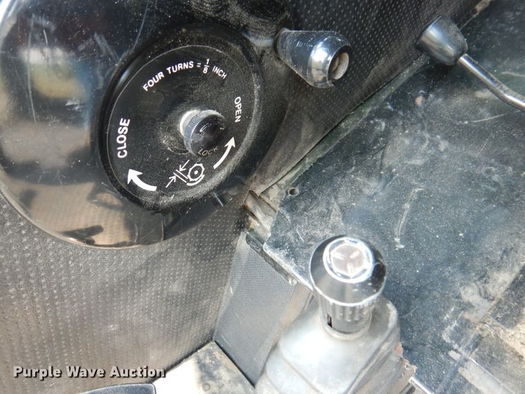 image for item IN9833 1986 John Deere 8820 Titan II  combine